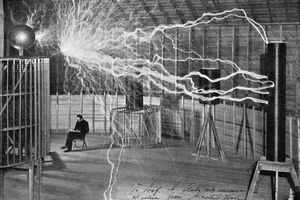 Ο Nikola Tesla διαβάζει ήρεμος στο εργαστήρι του, ενώ γύρω του ξεσπάνε αστραπές