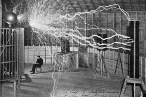 Ο Nikola Tesla διαβάζει ήρεμος στο εργαστήρι του, ενώ γύρω του ξεσπάνε αστραπές Ο Nikola Tesla διαβάζει ήρεμος στο εργαστήρι του, ενώ γύρω του ξεσπάνε αστραπές