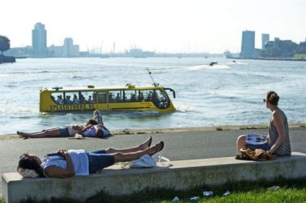 Το δέρμα αντιλαμβάνεται αμέσως πότε ξαπλώνουμε στον ήλιο
Το δέρμα αντιλαμβάνεται αμέσως πότε ξαπλώνουμε στον ήλιο