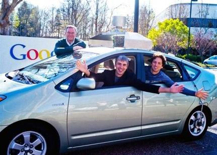 To τρίο της ηγεσίας της Google -Λάρι Πέιτζ, Σεργκέι Μπριν και Έρικ Σμιντ- χαιρετίζει το μέλλον που έρχεται (Φωτογραφία: Google) To τρίο της ηγεσίας της Google -Λάρι Πέιτζ, Σεργκέι Μπριν και Έρικ Σμιντ- χαιρετίζει το μέλλον που έρχεται (Φωτογραφία: Google)