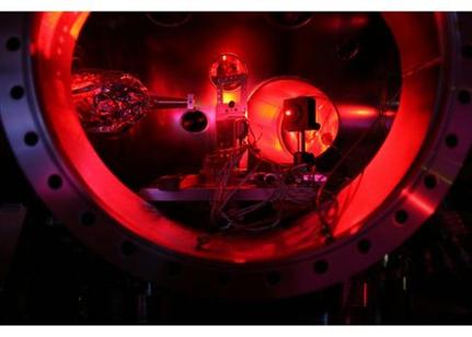 Ο θάλαμος μέσα στον οποίο πραγματοποιήθηκε το πείραμα. Ο στόχος από αλουμίνιο βρίσκεται στο κέντρο (Πηγή: University of Oxford/Sam Vinko)  