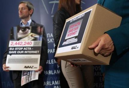 Οι υπεύθυνοι της εκστρατείας κατά της ACTA κατέθεσαν ολόκληρες κούτες με υπογραφές (Φωτογραφία: Associated Press)