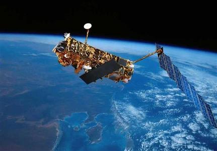 Ο Envisat είχε ήδη ξεπεράσει κατά μια πενταετία την ονομαστική διάρκεια ζωής του (Καλλιτεχνική απεικόνιση: ESA)   Ο Envisat είχε ήδη ξεπεράσει κατά μια πενταετία την ονομαστική διάρκεια ζωής του (Καλλιτεχνική απεικόνιση: ESA)