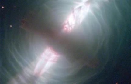 Το Νεφέλωμα του Αβγού λάμπει στο ορατό και το υπέρυθρο τμήμα του φάσματος (Φωτογραφία: NASA/ESA)