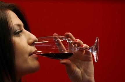 Ουσίες που μιμούνται τη δράση της ρεσβερατρόλης και του κόκκινου κρασιού δοκιμάζονται ήδη σε ανθρώπους (Φωτογραφία: Associated Press)