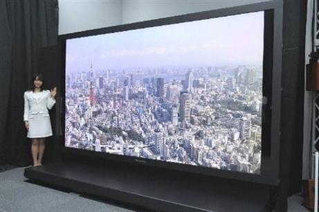 Tο ιαπωνικό δίκτυο NHK επέδειξε το νέο φορμά σε μια γιγάντια οθόνη που ανέπτυξε σε συνεργασία με την Panasonic  