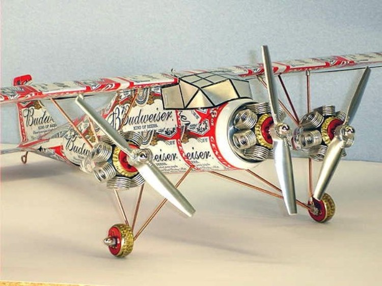 Ο Duane Mathis φτιάχνει μοντέλα αεροπλάνων από κουτάκια μπύρας