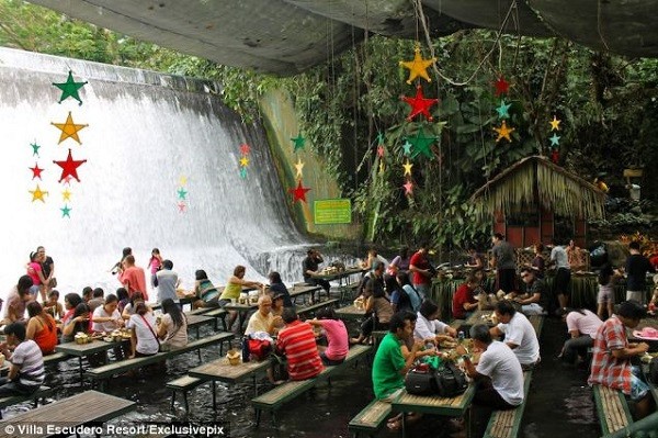 Το εστιατόριο Waterfalls βρίσκεται στο Villa Escudero Resort των Φιλιππίνων