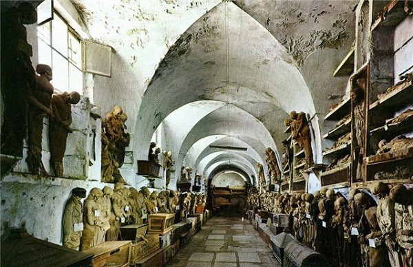 Οι κατακόμβες κατασκευάστηκαν μετά τον θάνατο του μοναχού Silvestro Gubbio. Πρόκειται για τέσσερις μεγάλους διαδρόμους, κάτω από την Εκκλησία των Καπουτσίνων, που περιέχουν περίπου 8.000 μούμιες, άλλες ξαπλωμένες και άλλες κρεμασμένες από γάντζους