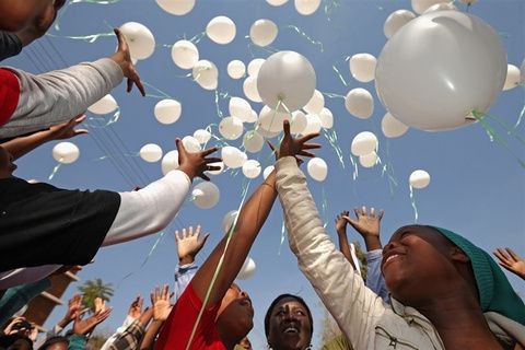 95 μπαλόνια, έξω από το νοσοκομείο που νοσηλευόταν το καλοκαίρι του 2013 ο Μαντέλα, για τα γενέθλιά του. (φωτο: NBC)