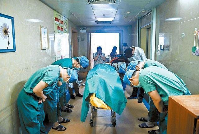 Η στιγμή: Οι γιατροί υποκλίνονται μπροστά στο αγόρι και τη μάνα του