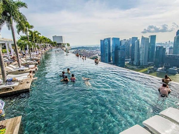 Πισίνα στον 57 όροφο του Marina Bay Sands Hotel στη Σινγκαπούρη