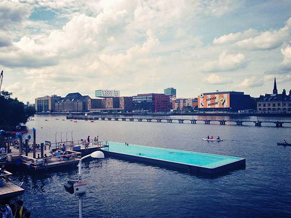 Πλωτή πισίνα Arena Badeschiff στον ποταμό Σπρέε στο Βερολίνο