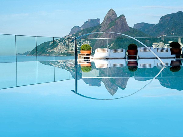 Πισίνα στην ταράτσα του ξενοδοχείου Fasano στο Ρίο Ντε Τζανέιρο με θέα στο βουνό Sugarloaf (Ζαχαρένιο Καρβέλι) και την παραλία Ipanema