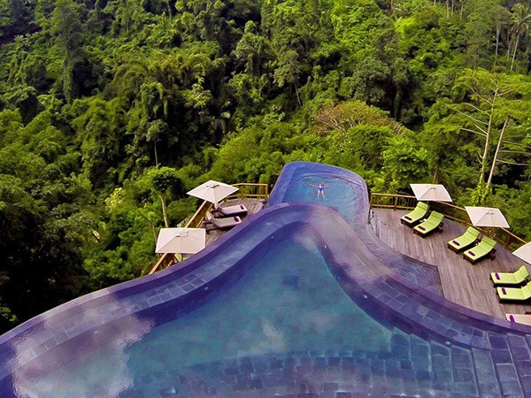 Πισίνα στη ζούγκλα στην Ινδονησία. Είναι μία από τις πιο γνωστές του κόσμου