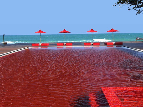 Η δημοφιλής κόκκινη πισίνα στην Ταϋλάνδη