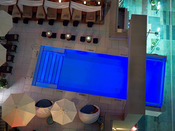 Αυτή η πισίνα προεξέχει από την οροφή του ξενοδοχείου The Joule στο Ντάλας