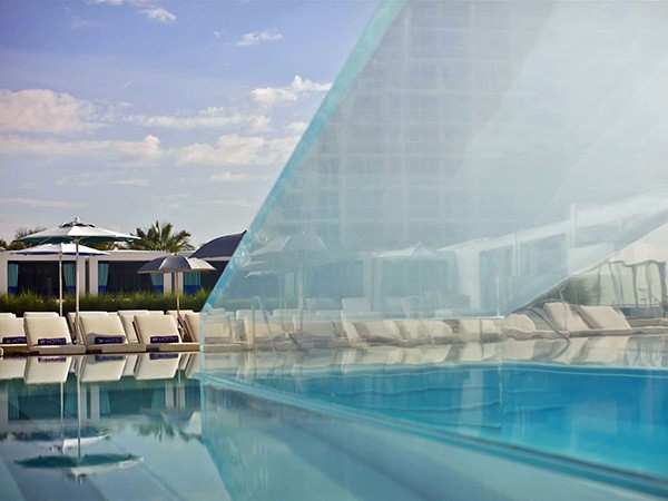 Η πισίνα με τη γυάλινη σκάλα για καλύτερη ορατότητα στο ξενοδοχείο W στη Φλόριντα