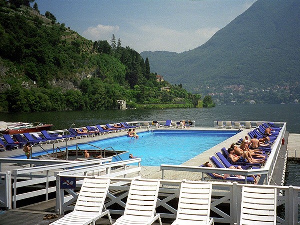Πλωτή πισίνα του θρυλικού Villa D' Este στη Λίμνη Κόμο της Ιταλίας