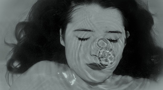 Μία από τις φωτογραφίες της έκθεσης: Between, Fleur Alston
