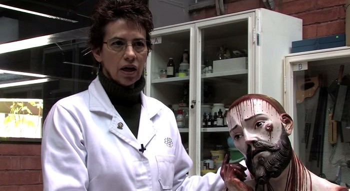 Η Fanny Unikel, ερευνήτρια και συντηρήτρια έργων τέχνης, δίπλα στο άγαλμα