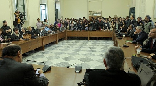 Φοιτητές μπήκαν στην αίθουσα της Συγκλήτου του Πανεπιστημίου Αθηνών ζητώντας να συμμετάσχουν στη συζήτηση
