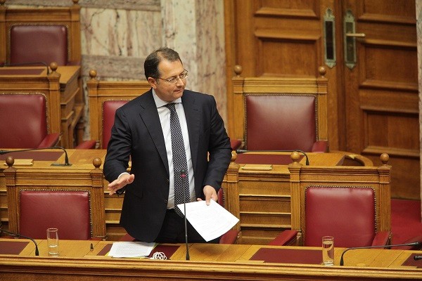 Φωτογραφίες από το περιστατικό στη Βουλή: Ο Γιώργος Στύλιος απαντά στη κα Κανέλλη