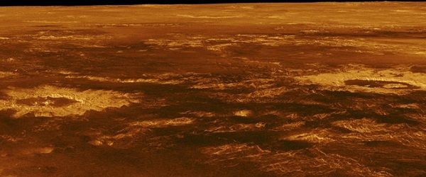 Η επιφάνεια της Αφροδίτης, διάσπαρτη από κρατήρες και εμφανή τα σημάδια ηφαιστιακής δραστηριότητας (Credit: NASA/JPL