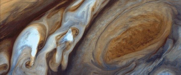 Δεν είναι πίνακας του Βαν Γκογκ, είναι μία κοντινή λήψη των σύννεφων που στροβιλίζονται γύρω από τη Μεγάλη Ερυθρή Κηλίδα του Δία (Credit: NASA/JPL)