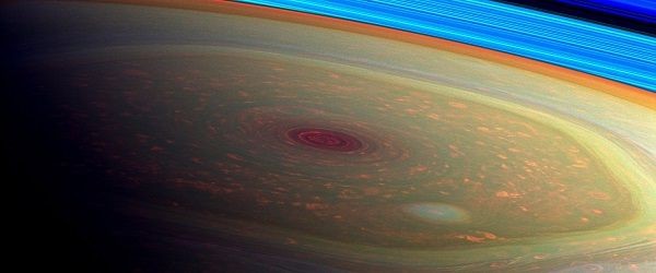 Η τεραστίων διαστάσεων εξάγωνη, φονική καταιγίδα που μαίνεται στον βόρειο πόλο του Κρόνου (Credit: NASA/JPL-Caltech/Space Science Institute)