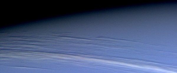 Κάθετα σύννεφα (η φωτογραφία έχει περιστραφεί για σκοπούς στοίχισης) μήκους 200 χιλιομέτρων στην επιφάνεια του Ποσειδώνα (Credit: NASA Jet Propulsion Laboratory)