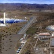 ...ενώ για τη συγκέντρωση της ηλιακής ενέργειας, χρησιμοποιούνται ειδικές διατάξεις κατόπτρων, όπως αυτή στην ηλιακή πλατφόρμα της Αλμερία, στην Ισπανία.