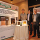 6. Η ομάδα της Brite Solar στο περίπτερό της, στο πλαίσιο του διαγωνισμού «Η Ελλάδα καινοτομεί», όπου ήταν μια από τους δέκα φιναλίστ. Από αριστερά: Θοδωρής Μακρής (Process Engineer), Γιάννης Κατσαγούνος (Process Engineer), καθ. Παναγιώτης Λιανός (Επιστημονικός Υπεύθυνος, από το Πανεπιστήμιο Πάτρας) και καθ. Ηλίας Σταθάτος (Επιστημονικός Υπεύθυνος από το ΑΤΕΙ Πάτρας). Απών ο πρόεδρος και διευθ. σύμβουλος, Δρ. Νίκος Κανόπουλος.
