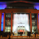 Οι πολλές και σημαντικές ιδιότητες των LED (σταθερό, κατευθυνόμενο και εύκολα ελεγχόμενο φως, πολύ μικρό κόστος και μεγάλη διάρκεια ζωής) έχουν προκαλέσει τη ραγδαία ανάπτυξη των σχετικών τεχνολογιών, με αποτέλεσμα να χρησιμοποιούνται όλο και συχνότερα –όπως στη φωτογραφία, από την ελληνική εταιρία Astrofos, στο Ίδρυμα Μιχάλης Κακογιάνης, της οδού Πειραιώς- για τη δημιουργία «φωτιστικών σεναερίων», με έντονο καλλιτεχνικό χαρακτήρα